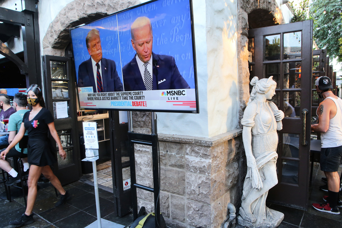 2020年9月29日，美國加州西荷里活，民眾聚集在戶外觀看今年首場總統大選辯論會電視轉播。（Mario Tama/Getty Images）