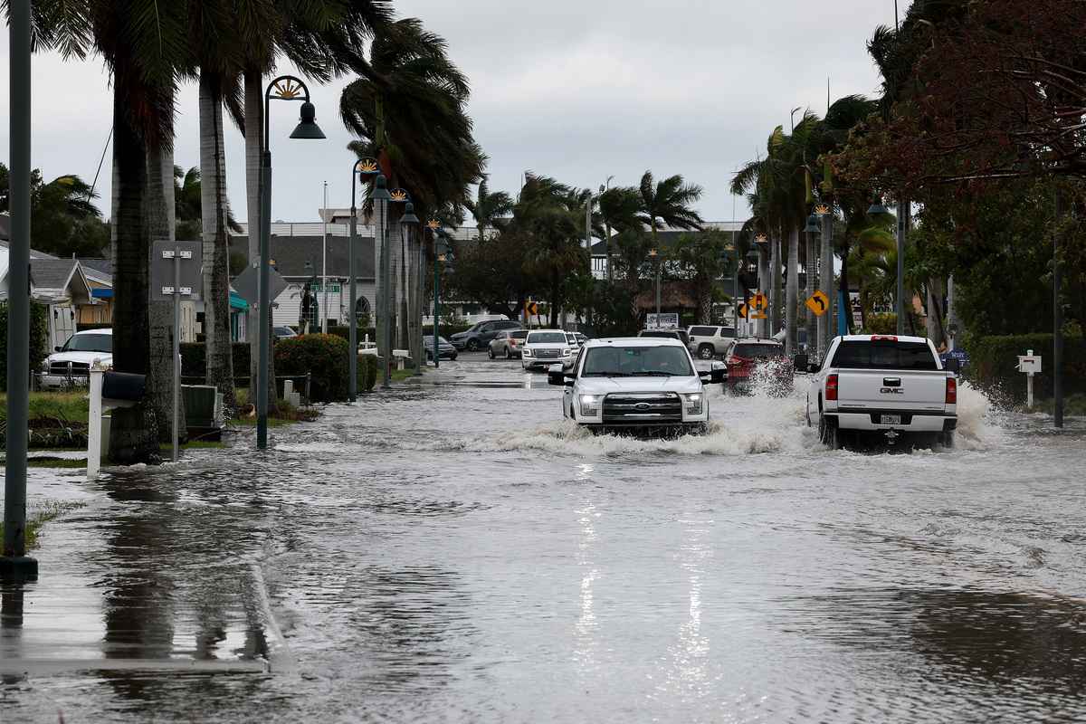 2022年11月10日，妮可颶風（Hurricane Nicole）在佛羅里達州皮爾斯堡（Fort Pierce）上岸後，車輛駛過被淹沒的街道。妮可在佛州登陸後降為熱帶風暴。（Joe Raedle/Getty Images）