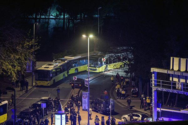 周六，土耳其伊斯坦堡市中心1座足球場外發生2宗爆炸事件，造成至少20人受傷。（OZAN KOSE/AFP/Getty Images）