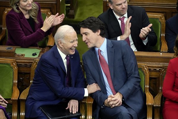 2023年3月24日，加拿大總理杜魯多和美國總統拜登在加拿大國會中交談。（Andrew Harnik/POOL/AFP）