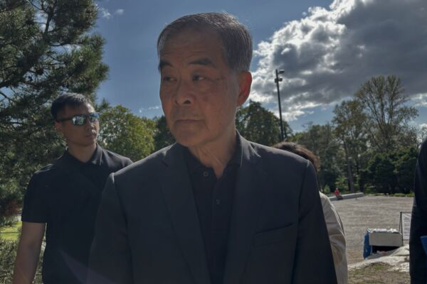 王赫：梁振英赤膊上陣恐嚇法輪功學員 意欲何為？