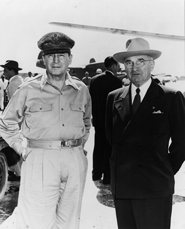 1950年，時任美國總統杜魯門（Harry S. Truman，右）與麥克阿瑟將軍（Douglas MacArthur，左）在威克島見面，隨後麥克阿瑟被解除了北韓戰場指揮官的職務。（MPI/Getty Images）