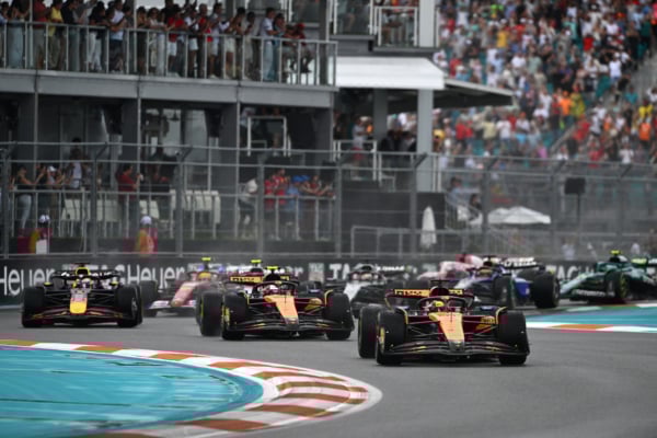 2025年5月3日,F1邁阿密站進行了衝刺賽爭奪,麥拿侖車隊的英國車手羅禮士(Lando Norris)奪得冠軍,其隊友皮亞斯特利位居第二,咸美頓排名第三。圖為兩輛麥拿侖賽車在比賽中領跑時的情景。(Rudy Carezzevoli/Getty Images)