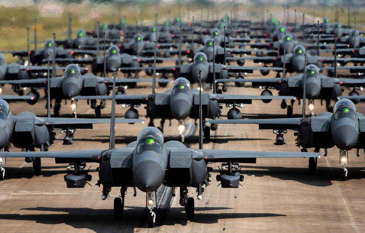 2022年5月24日,南韓空軍的F-15K戰機在一個未披露的空軍基地進行演習。期間,戰機列隊在跑道上進行「大象漫步」。(Handout/South Korean Defence Ministry/AFP)