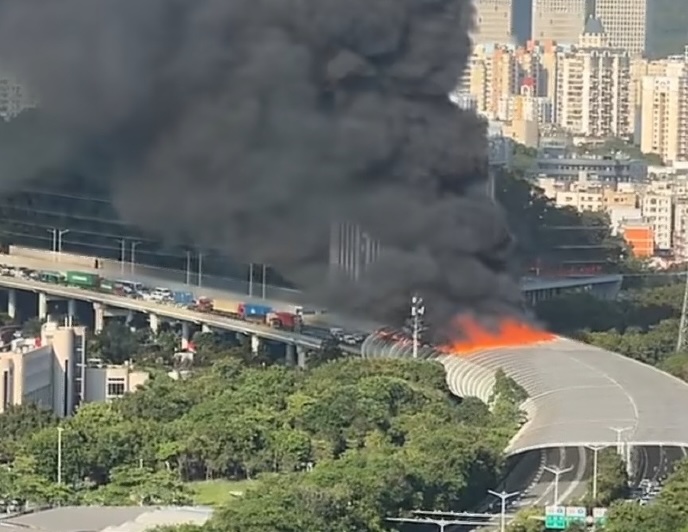 深圳南坪快速路上突發大火 黑色濃煙直衝天際