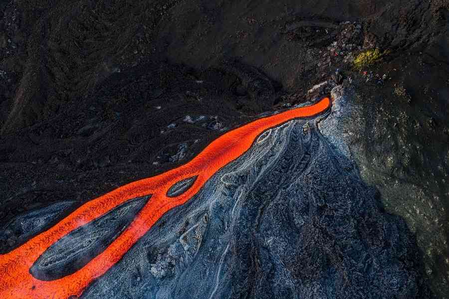 【圖輯】意大利火山噴出壯觀熔岩流 遊客爭睹