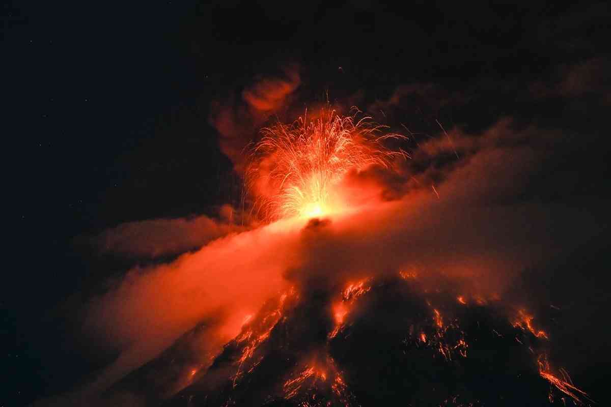 2026年8月3日，危地馬拉的活火山富埃戈火山發生猛烈噴發，熔岩流順著山坡傾瀉而下，巨大的火山灰柱噴射到約6000米高的空中。（Johan Ordonez/AFP via Getty Images）