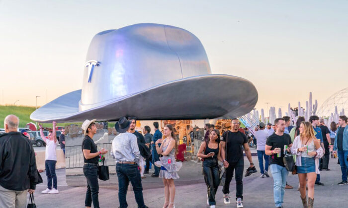 2022年4月7日，在德薩斯州奧斯汀（Austin）舉行的網絡牛仔節（Cyber Rodeo）盛大的開幕派對上，Tesla巨型德薩斯製造工廠（Giga Texas）外展出了一頂巨大的牛仔帽。（Suzanne Cordeiro/AFP via Getty Images）