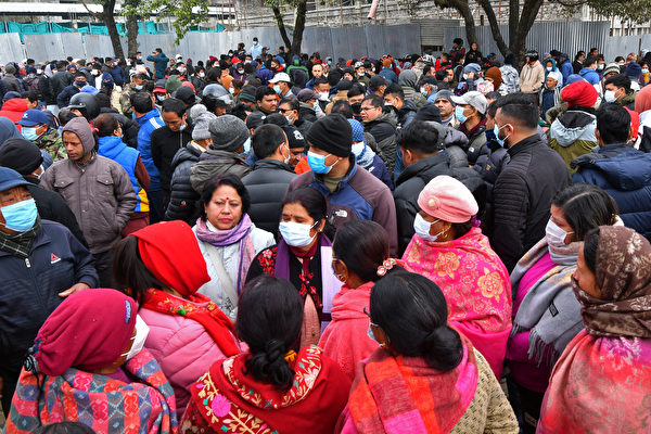 2023年1月16日，尼泊爾博卡拉（Pokhara），雪人航空（Yeti airlines）一架載有72人的飛機於前一天墜毀後，遇難者的家屬聚集在醫院外面。（Prakash Mathema/AFP）