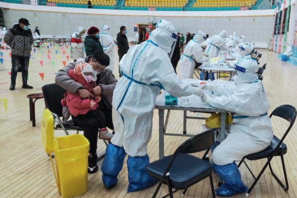 天津近日從入境人員中檢出COVID-19病毒Omicron變異株。圖為2021年11月28日，內蒙古北部滿洲裏的居民正在接受COVID-19核酸檢測。（STR/CNS/AFP via Getty Images）