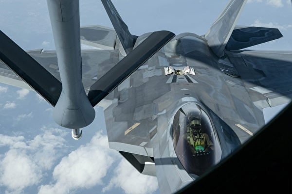 4月1日，美軍的F-22猛禽戰鬥機動態部署在日本岩國基地運行，在訓練中接受空中加油。（美國空軍）