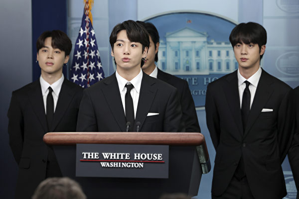 南韓人氣男團防彈少年團（BTS）成員田柩國（Jungkook）在白宮記者會中發言。（Kevin Dietsch/Getty Images）