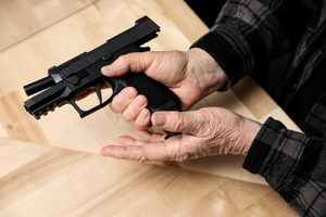 美法官推翻禁未滿21歲者購槍的聯邦法律