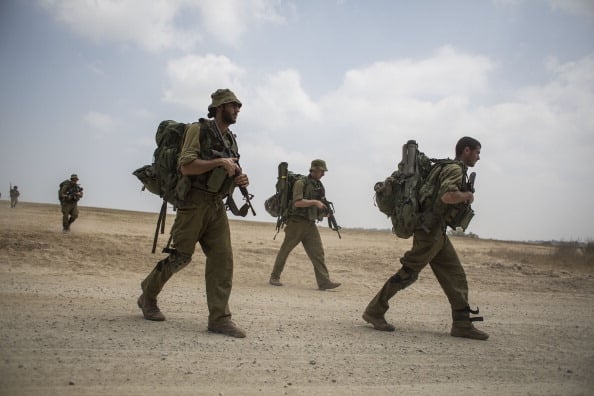 極端恐怖組織「伊斯蘭國」（IS）將對打擊游擊隊和恐怖份子有經驗的以色列視為最可怕的對手。圖為2014年7月22日，在以色列加沙邊界進行邊界保護戰的以色列士兵。（Yefimovich/Getty Images）