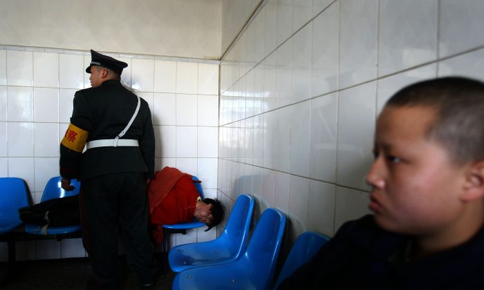 2007年12月1日，中國雲南省昆明市，一名剛剛被轉送到昆明精神病監獄的男子躺在椅子上。（China Photos/Getty Images）