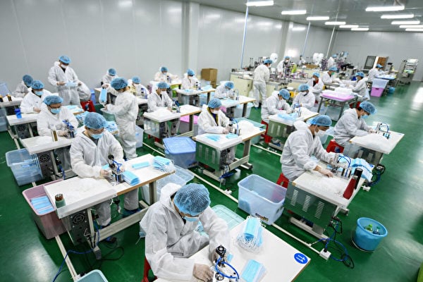 2020年4月8日，在江西省南昌市的一家工廠生產車間，工人們正在生產出口海外的口罩。（STR/AFP via Getty Images）