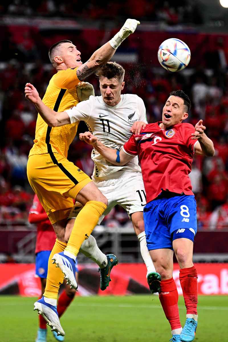 2022年6月14日，2022卡塔爾世界盃預選賽，哥斯達黎加1:0小勝紐西蘭，獲得了最後一張參加世界盃決賽圈的「門票」。圖為雙方球員拼搶瞬間。（Joe Allison/Getty Images）
