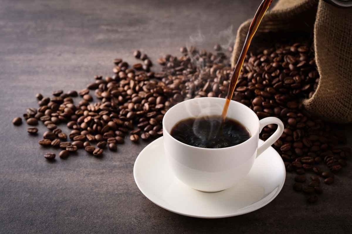 為了得到良好的睡眠，專家建議上班族要在下午4點之前甚至中午之前停止攝入咖啡因。（Shutterstock）