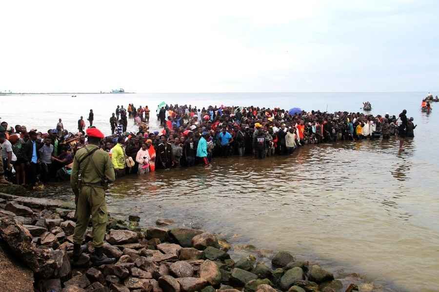 坦桑尼亞載43人航班墜湖 19人死