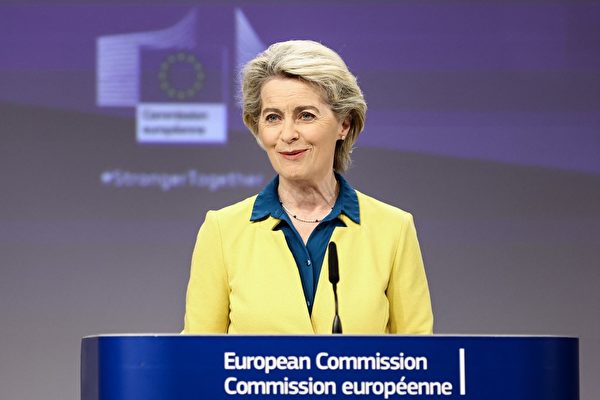 2022年6月17日，歐盟委員會主席烏蘇拉．馮德萊恩在布魯塞爾宣布推薦烏克蘭為歐盟成員候選國。（Kenzo TRIBOUILLARD / AFP）
