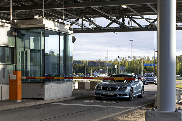 2022年9月22日，芬蘭拉彭蘭塔（Lappeenranta），俄羅斯總統弗拉基米爾‧普京（Vladimir Putin）下達軍事部份動員令後，許多俄羅斯民眾開車前往芬蘭。圖為許多俄羅斯車輛在芬蘭的邊境檢查站等候。（Lauri Heino/Lehtikuva/AFP）
