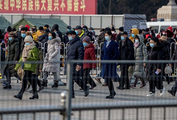 1月23日在北京西城區，人們排隊作核酸檢測。（NOEL CELIS/AFP via Getty Images）