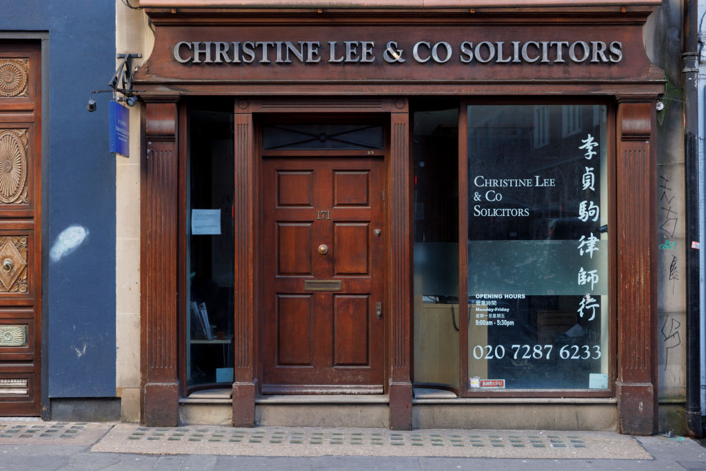 英國情報部門表示，在英國華人圈知名度頗高的倫敦律師李貞駒（Christine Lee），是一名中共女間諜。圖為李貞駒在倫敦的律師事務所。（Rob Pinney/Getty Images）