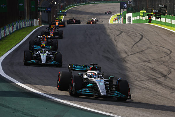 2022年11月13日,F1第21站聖保羅大獎賽在英特拉格斯賽道進行。杆位起步的英國車手佐治羅素奪得職業生涯第一個分站冠軍。圖為佐治羅素駕駛平治賽車在比賽中領跑瞬間。(Chris Graythen/Getty Images)