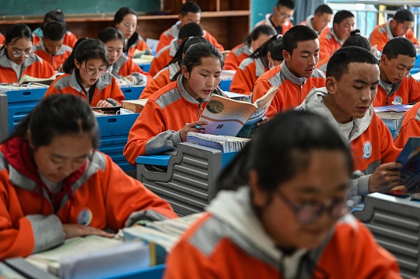 2021年6月1日，西藏學生們在拉薩那曲第二高級中學的一間教室裏。（by HECTOR RETAMAL/AFP via Getty Images）