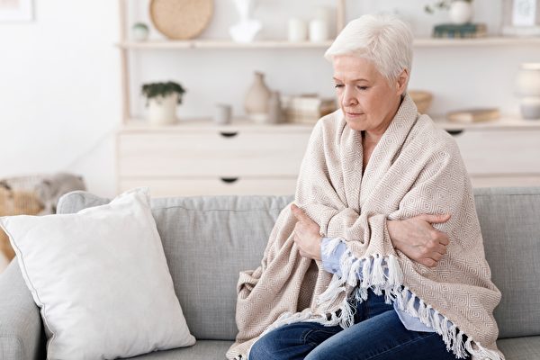 專家說，隨著人們老化，可能會比較容易感覺冷。圖為一名感覺冷的老年女子。（Shutterstock）