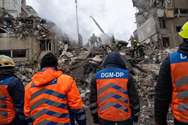 2023年1月15日，烏克蘭第聶伯羅（Dnipro），緊急救援人員在搜索一座被俄羅斯導彈擊中的住宅樓的屍體。前一天，俄羅斯發射的導彈襲擊擊中公寓樓，至少有25人死亡。（Spencer Platt/Getty Images）