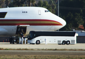 美包機離開武漢降落加州 返美公民一片歡呼