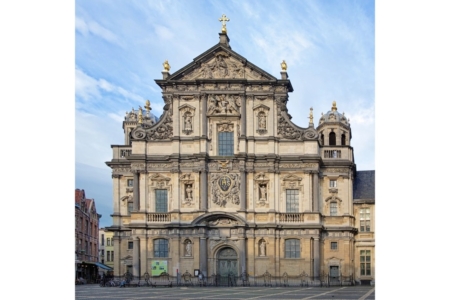 聖嘉祿·鮑榮茂教堂(St. Charles Borromeo Church)的立面有天使雕刻、聖徒與花卉等造型,兩側略微向後退縮以及屋頂的小穹頂是過渡到更華麗的巴洛克風格的典範。教堂從上到下,三個層樓分別以多立克柱、愛奧尼柱和科林斯柱裝飾,巧妙融合古典傳統風格。(Mikhail Markovskiy/Shutterstock)