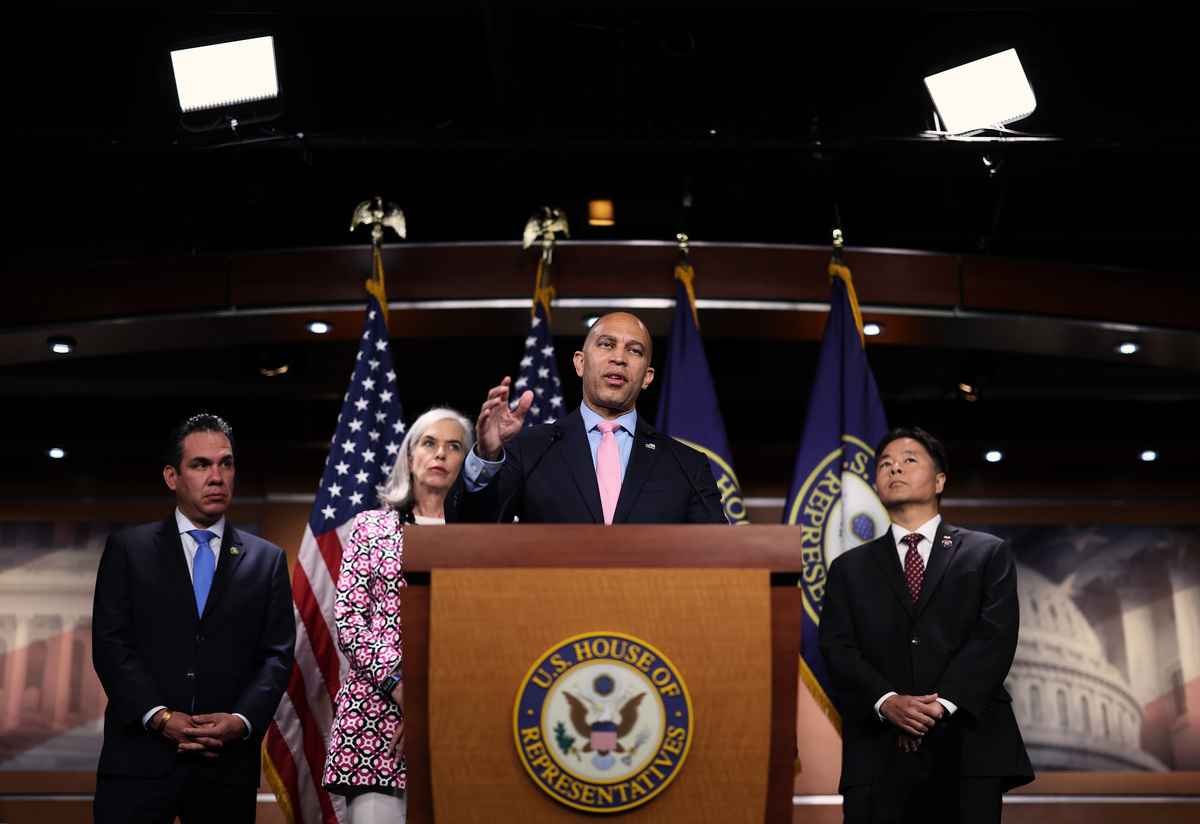 2023年5月31日，美國眾議院議長少數黨領袖Hakeem Jeffries就提高債務上限的「財政責任法案」在國會大廈發表講話。（Kevin Dietsch/Getty Images）