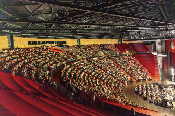 神韻里昂全爆滿落幕 花滑冠軍讚天國般神聖