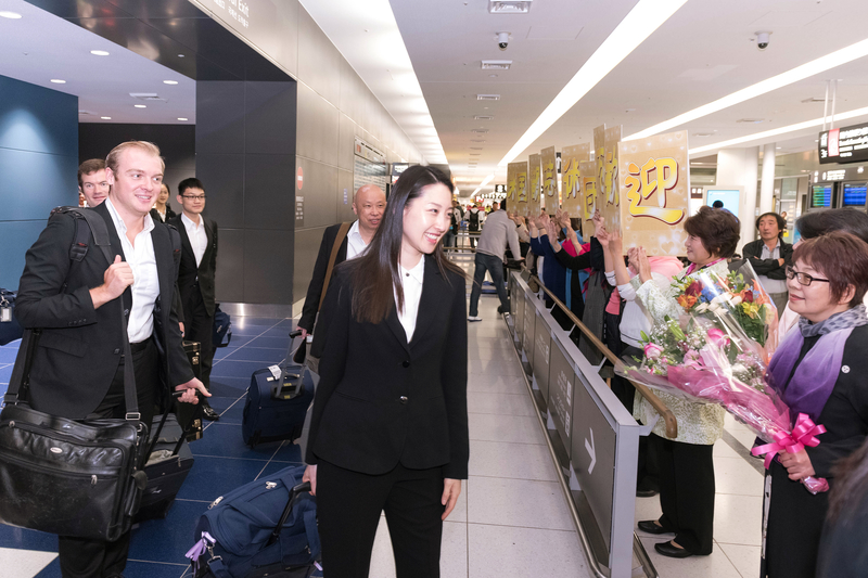 美國神韻世界藝術團一行於當地時間4月17日晚抵達位於名古屋的日本中部國際機場。（牛彬／大紀元）