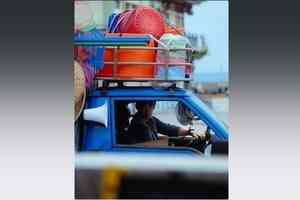 周渝民現身澎湖拍戲賣貨 張鈞甯全套防曬備戰