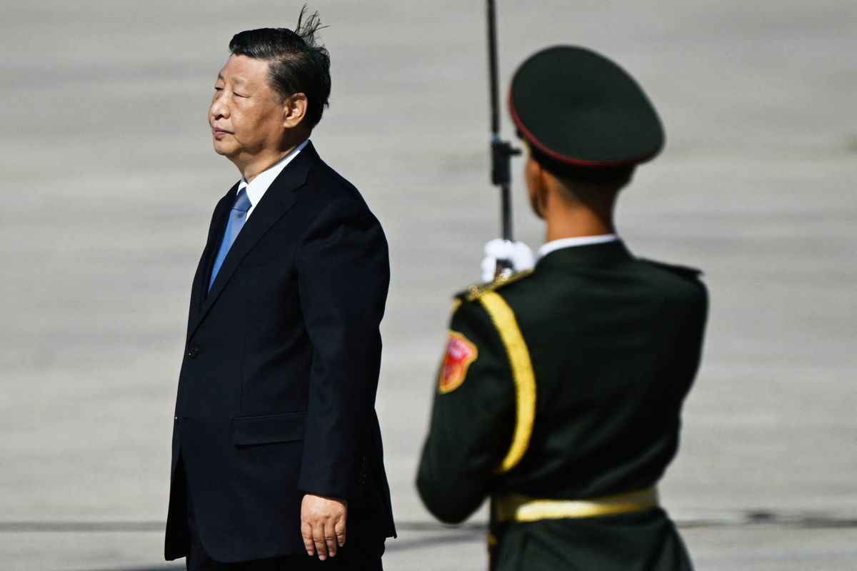 2023年9月30日，習近平走向北京天安門廣場紀念碑，旁邊是持槍的士兵。（Pedro Pardo/AFP via Getty Images）