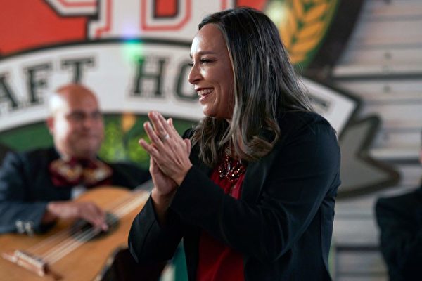 2022年10月10日,德薩斯州共和黨聯邦眾議員候選人Monica De La Cruz在德州麥卡倫市(Mcallen)舉行的競選活動中發言。(ALLISON DINNER/AFP via Getty Images)