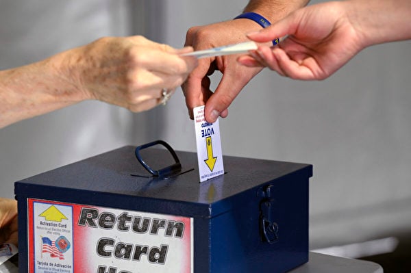 2022年10月22日，在內華達州拉斯維加斯一個購物中心的帳篷內，一名選民在親自提前投票首日投下選票。（David Becker/Getty Images）