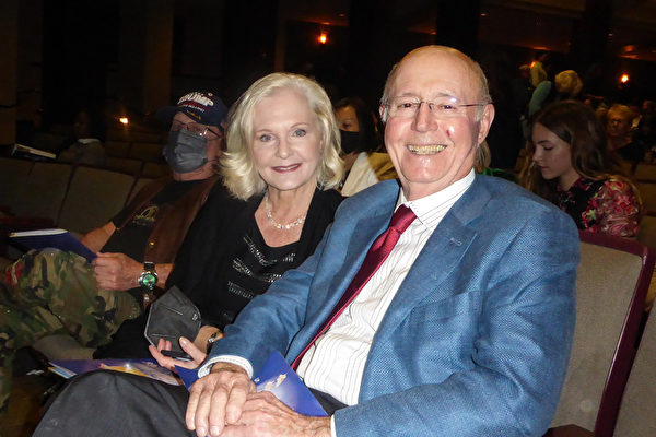 2021年12月18日晚，智庫董事、資深房地產開發商Tom Graham和太太Bonnie Holman觀賞了神韻在北查理斯頓演藝中心的首場演出。（良克霖／大紀元）