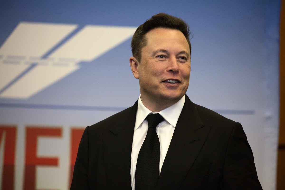Tesla行政總裁埃隆‧馬斯克說，只要他有用，他就會留在該公司。圖為2020年5月27日，馬斯克在佛羅里達州的甘迺迪航太中心出席新聞發布會。（Saul Martinez/Getty Images）