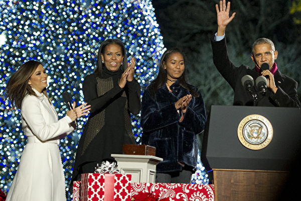 奧巴馬星期四（12月1日）最後一次作為美國總統，點亮了白宮前的國家聖誕樹。（Ron Sachs-Pool/Getty Images）