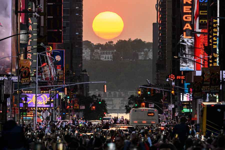 人群擠爆紐約街頭 爭睹景觀「曼哈頓懸日」（多圖）
