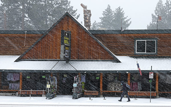 2023年3月21日，美國加州南太浩湖（South Lake Tahoe），道路遭積雪覆蓋。（Justin Sullivan/Getty Images）