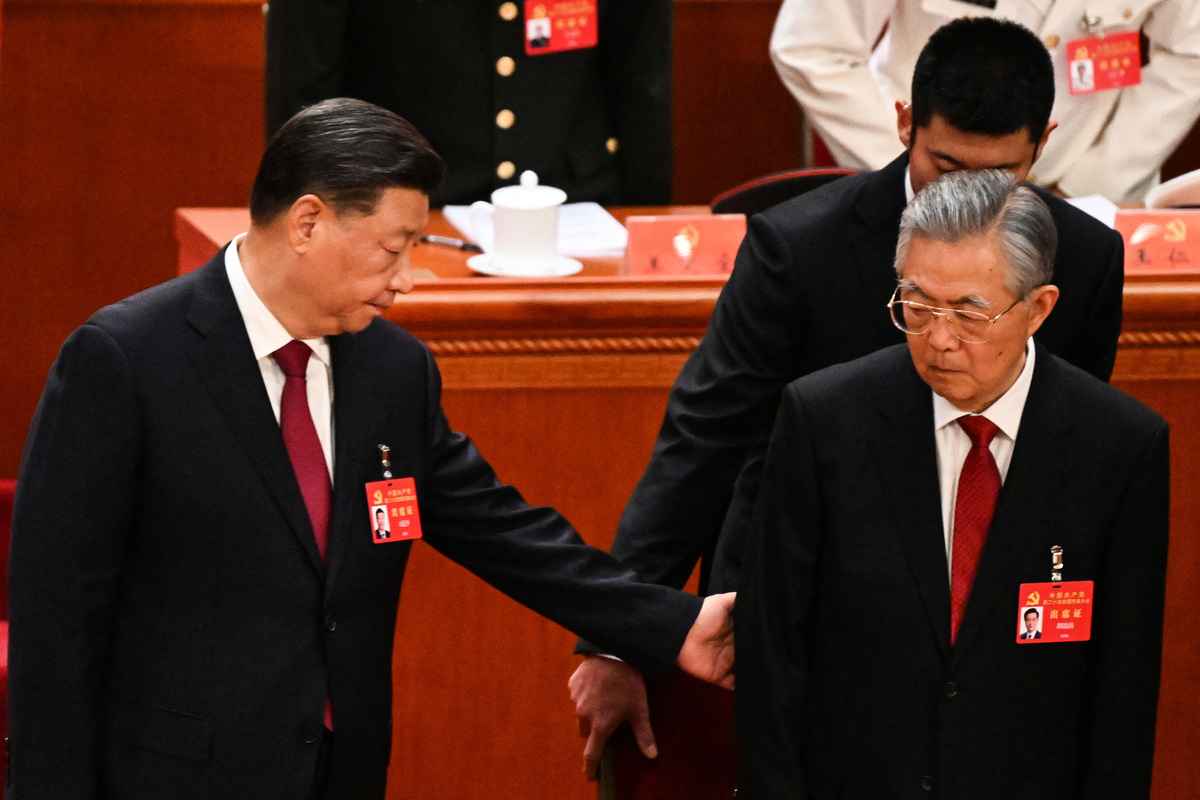 2022年10月16日，中共國家主席習近平（左）和前國家主席胡錦濤（中）抵達北京人民大會堂，出席中共第二十次代表大會開幕式。（Noel Celis/AFP）