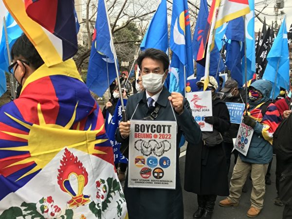 前日本眾議院議員長尾敬參加了2月4日在東京的中共大使館前的抗議活動。（清雲/大紀元）