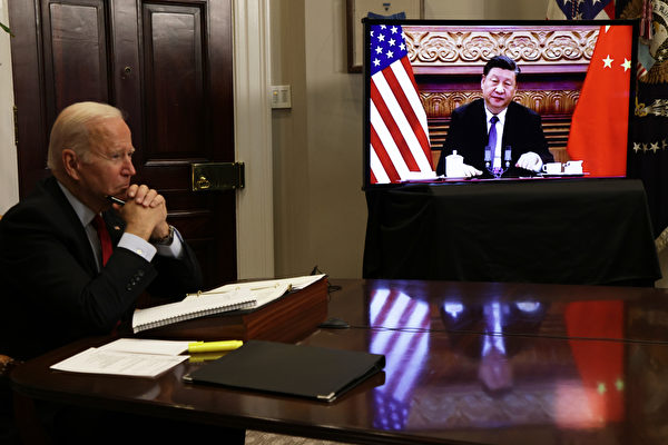2021年11月15日，美國總統拜登在白宮與中共領導人習近平進行視像會議。（Alex Wong/Getty Images）