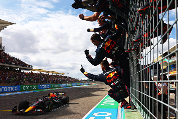 2022年10月23日,F1大獎賽第19站——美國站,紅牛荷蘭籍車手韋斯達賓奪得本賽季第13個冠軍,助紅牛車隊時隔九年後再度獲得車隊總冠軍。圖為韋斯達賓駕駛紅牛賽車率先衝線瞬間。(Mark Thompson/Getty Images)