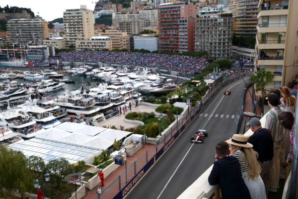 F1摩納哥站的蒙特卡洛賽道(Circuit de Monaco)被譽為是F1皇冠上的明珠,是世界四大知名賽道之一。它是一條純街道賽道,狹窄多彎,超車會非常困難。本站比賽,F1制定了新規則,強制車手正賽必須至少進站兩次。(Mark Thompson/Getty Images)